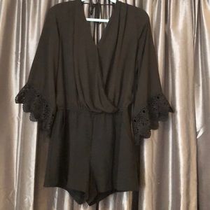 Shorts romper. Dressy.